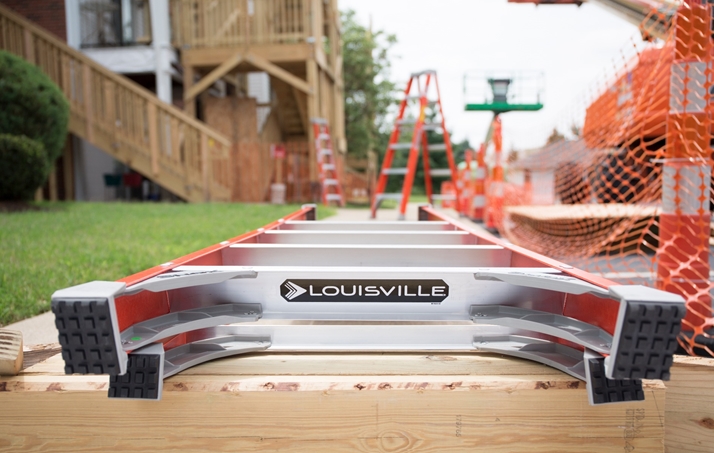 louisville_fxp1700_fiberglass_pro_platform_step_ladder_6_1_22.jpg